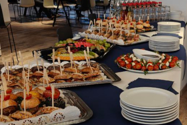 Catering-Buffet der MZ-Mahlzeit